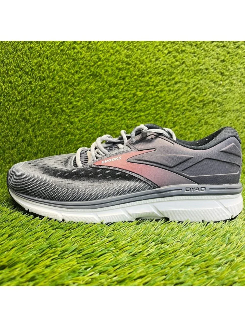 Brooks Dyad 11 Mens Size 10 4E Gray Athletic Running Walking Shoes Sneakers